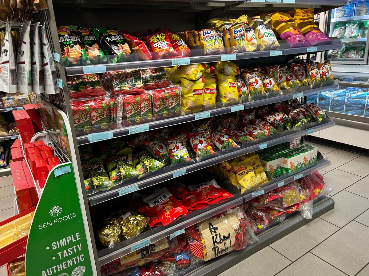 Knabberzeug und Krupuk im Asiaway Shop