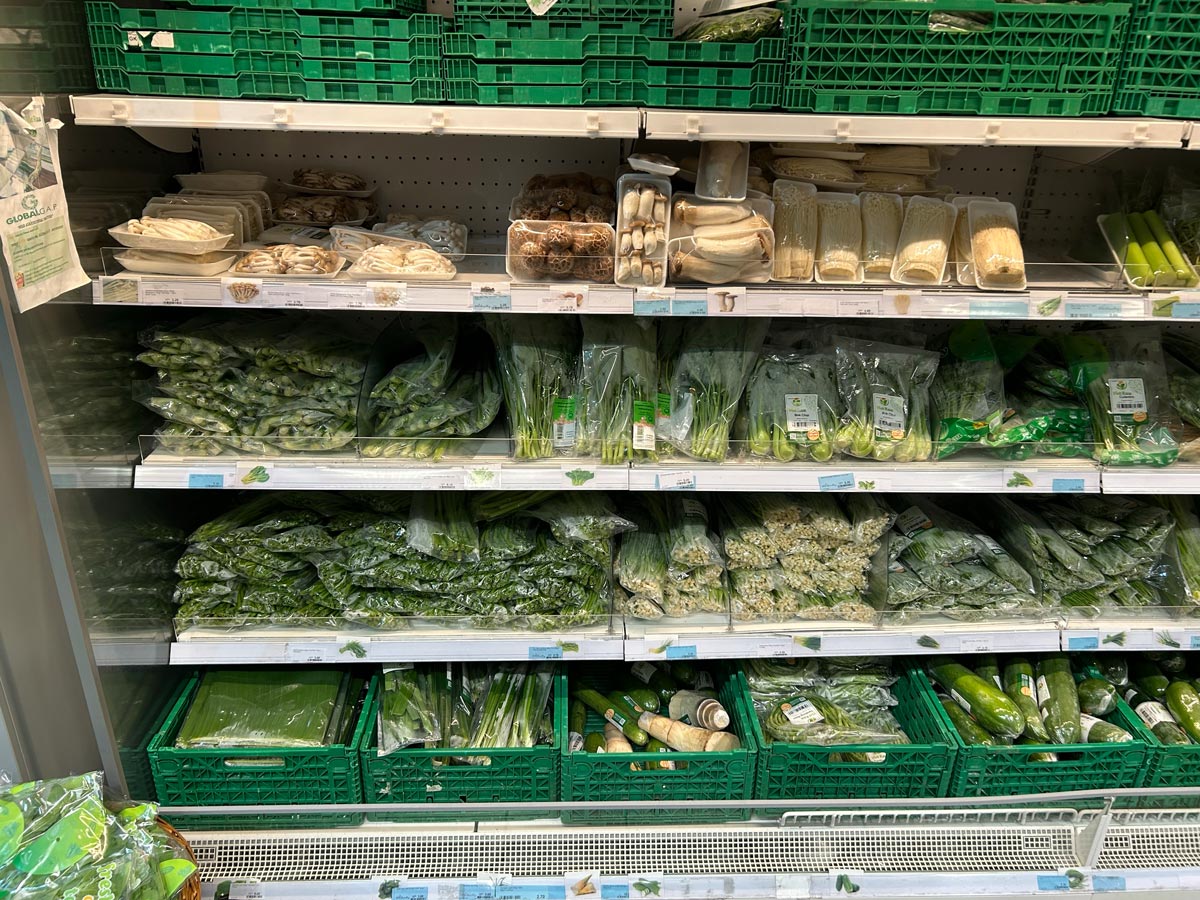 Asiatisches Blattgemüse und Pilze im Asiaway Shop